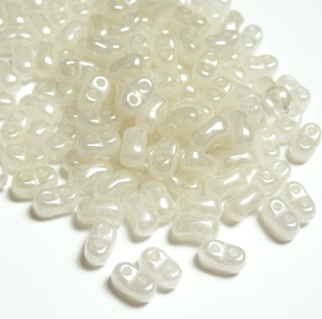 BI-BEADS sklenené dvojdierkové ČR korálky 10g (cca 130ks) 3x5,5mm biela perleť