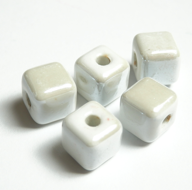 Ručne robené keramické korálky s perleťou kocka 9x9x9mm 1ks biela