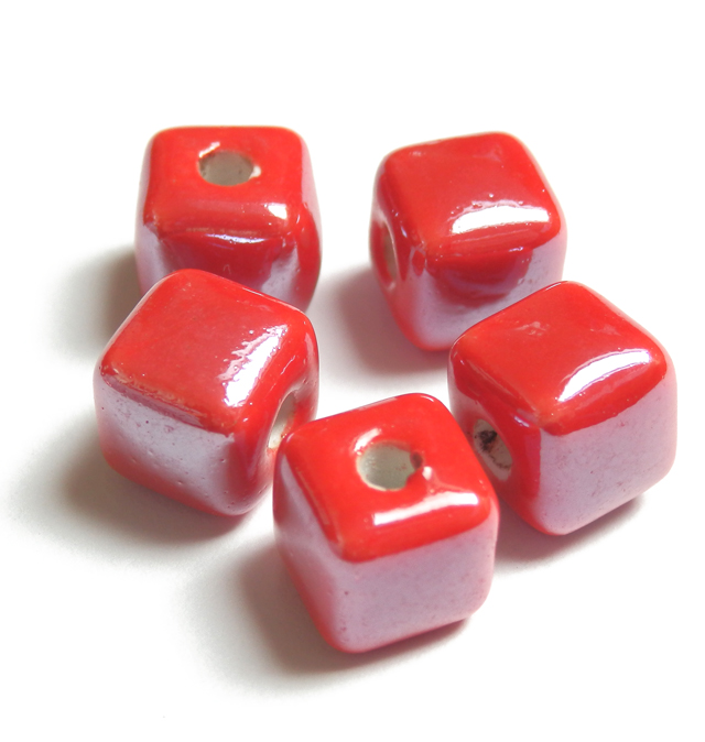 Ručne robené keramické korálky s perleťou kocka 9x9x9mm 1ks koralovo-červená
