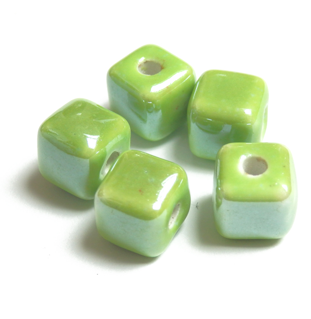 Ručne robené keramické korálky s perleťou kocka 9x9x9mm 1ks zelená