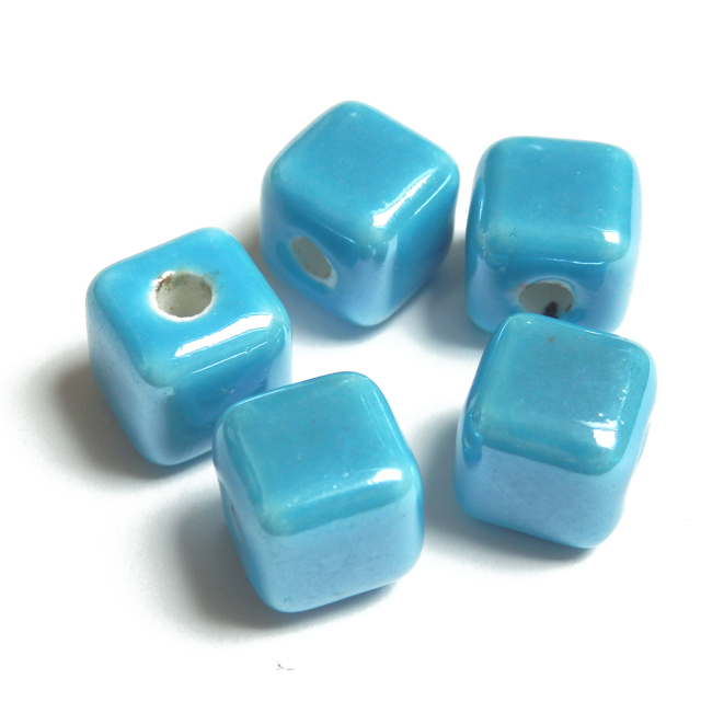 Ručne robené keramické korálky s perleťou kocka 9x9x9mm 1ks modrá