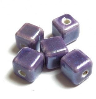 Ručne robené keramické korálky s perleťou kocka 9x9x9mm 1ks fialová