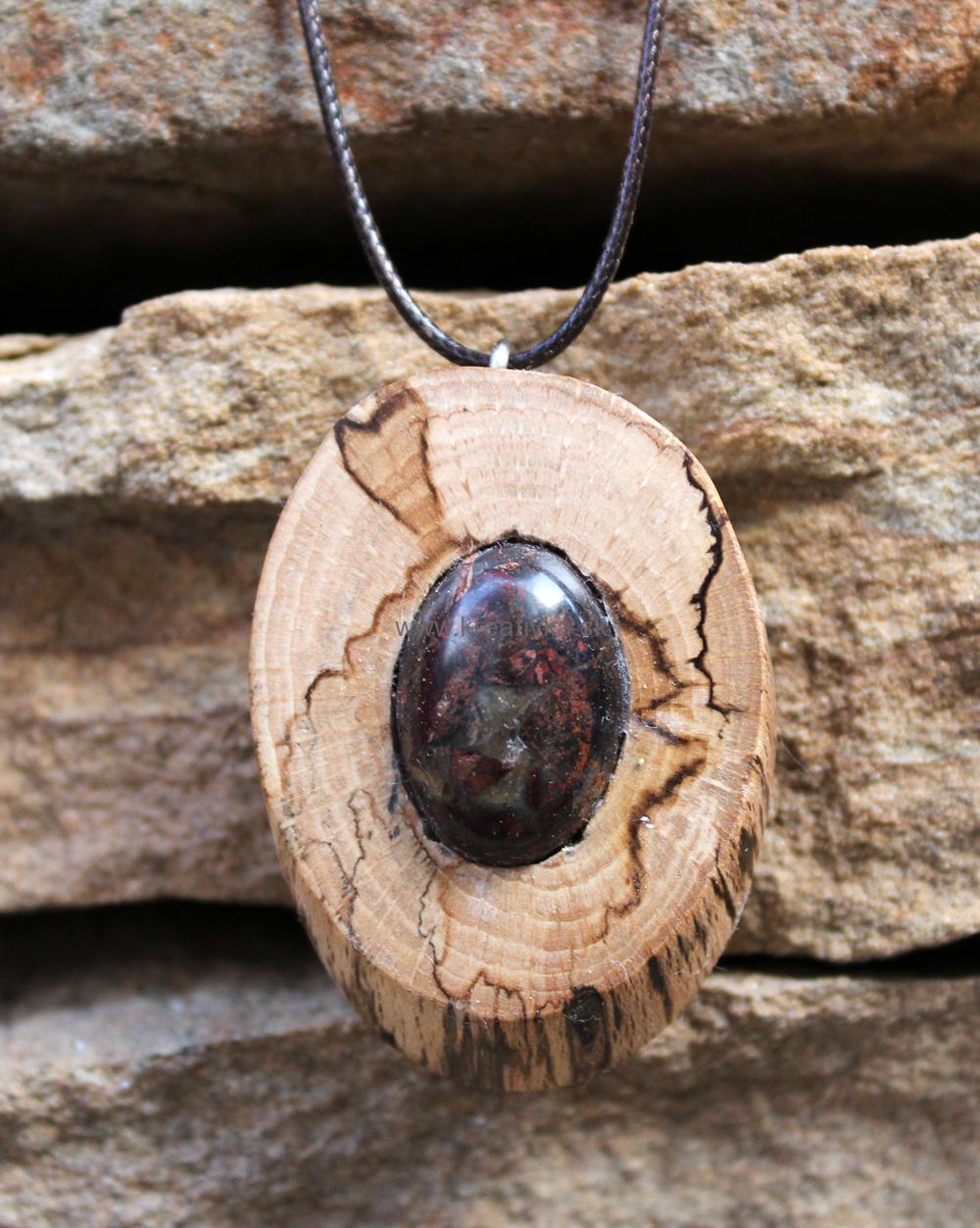 Drevený náhrdelník s prírodným kameňom 