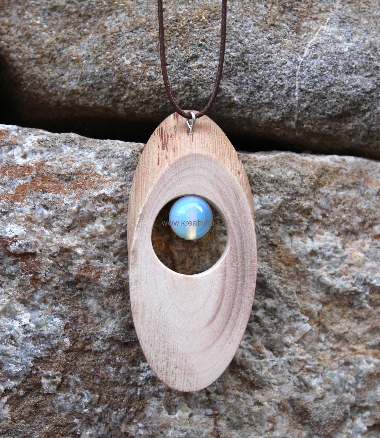 Drevený náhrdelník s prírodným kameňom - OPÁL