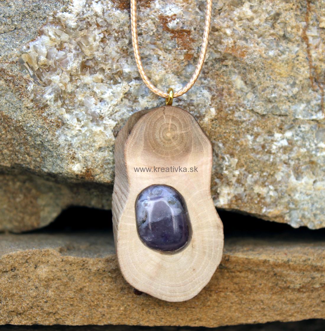 Drevený náhrdelník s prírodným kameňom