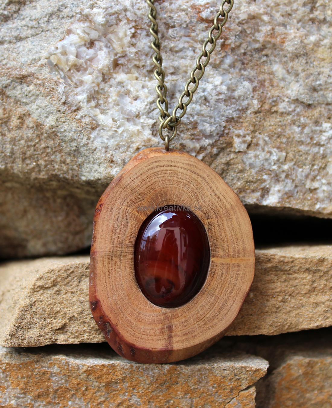 Drevený náhrdelník s prírodným kameňom - achát