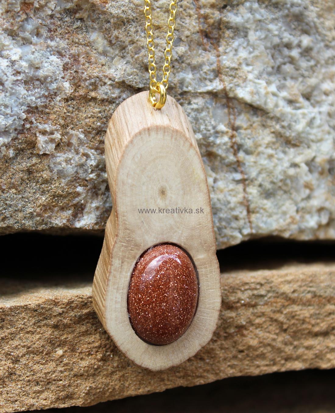 Drevený náhrdelník s prírodným kameňom - mesačný kameň