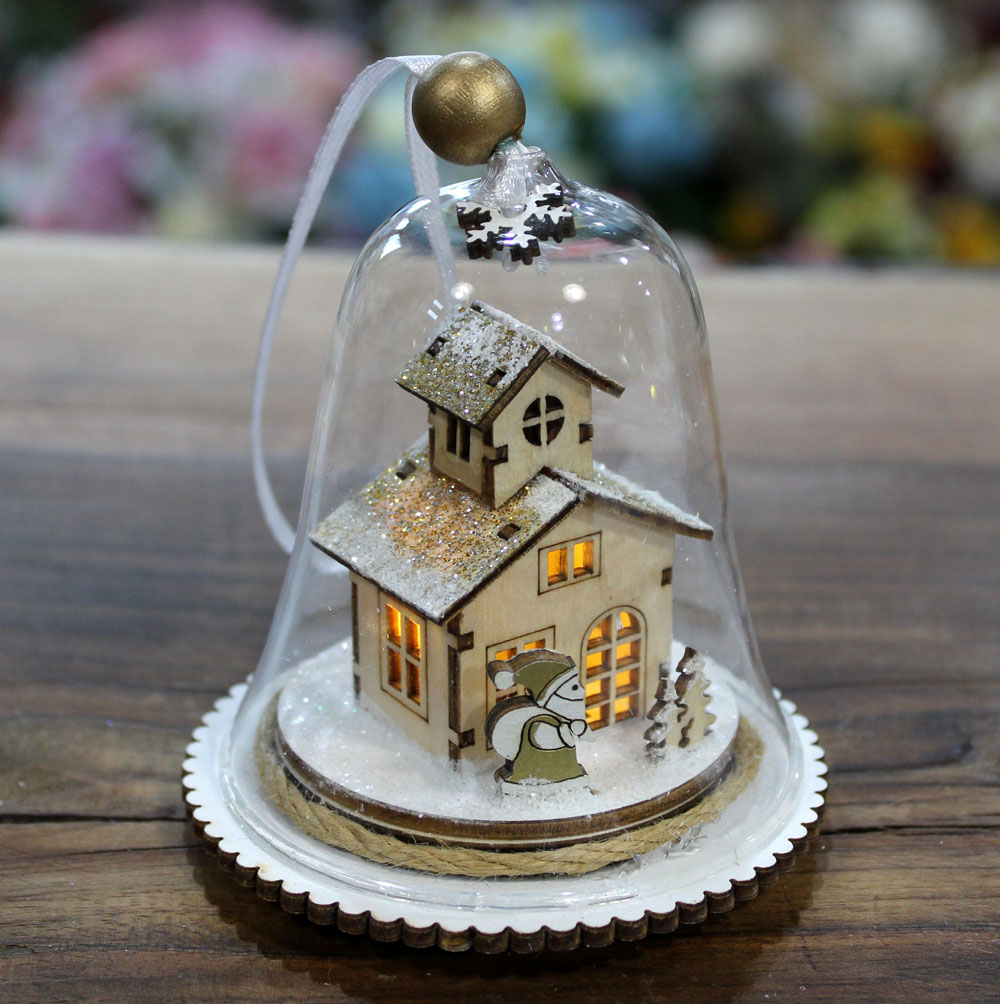 Domček drevený svietiaci v sklenenom zvončeku,  8,5x8,5x11cm, 1ks