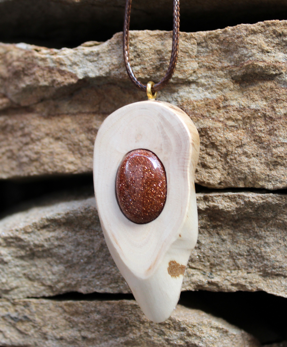 Drevený náhrdelník s prírodným kameňom - mesačný kameň