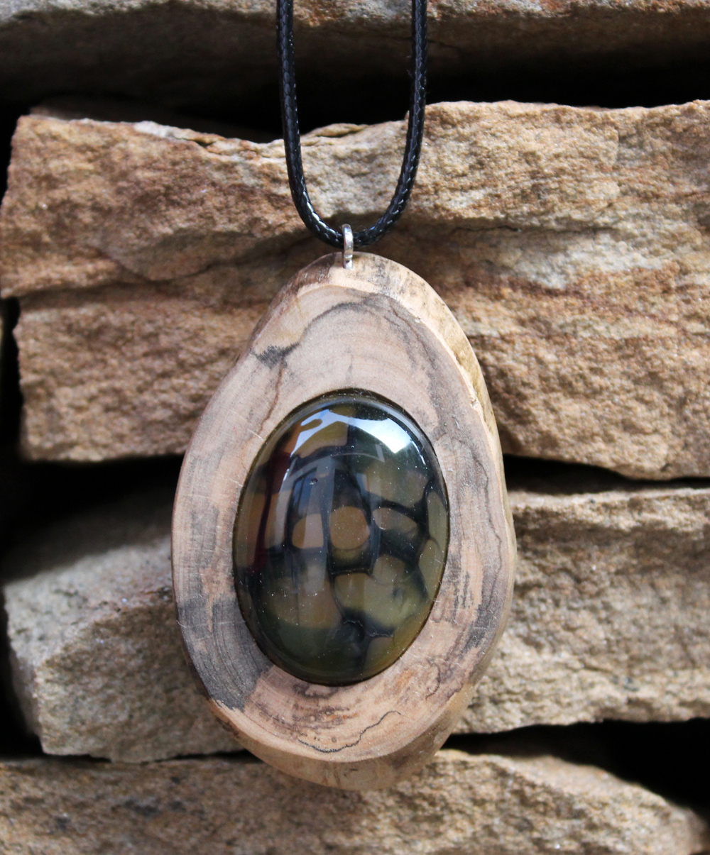 Drevený náhrdelník s prírodným kameňom - Achát
