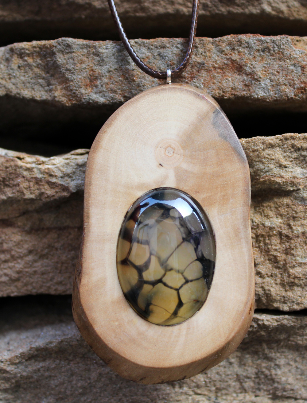 Drevený náhrdelník s prírodným kameňom - Achát