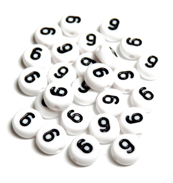 Plastové korálky 1ks 7x4mm číslo ´´6´´,´´9´´ čiernobiel