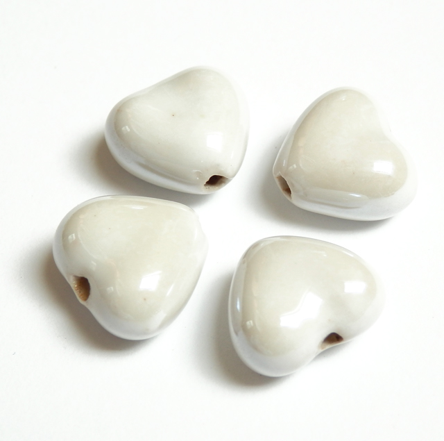 Ručne robené keramické korálky s perleťou srdce 12x14x8mm 1ks biela