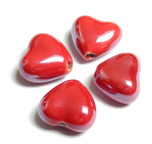 Ručne robené keramické korálky s perleťou srdce 12x14x8mm 1ks koralovo-červená