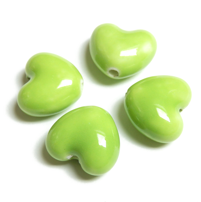 Ručne robené keramické korálky s perleťou srdce 12x14x8mm 1ks bl. zelená