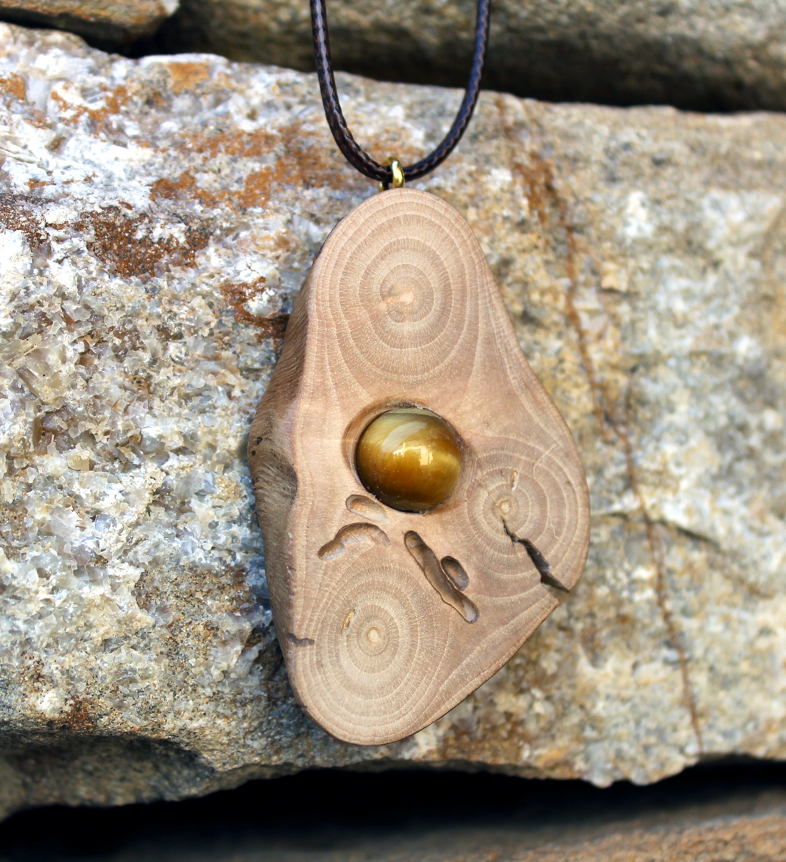 Drevený náhrdelník s prírodným kameňom - zlaté tigrie oko