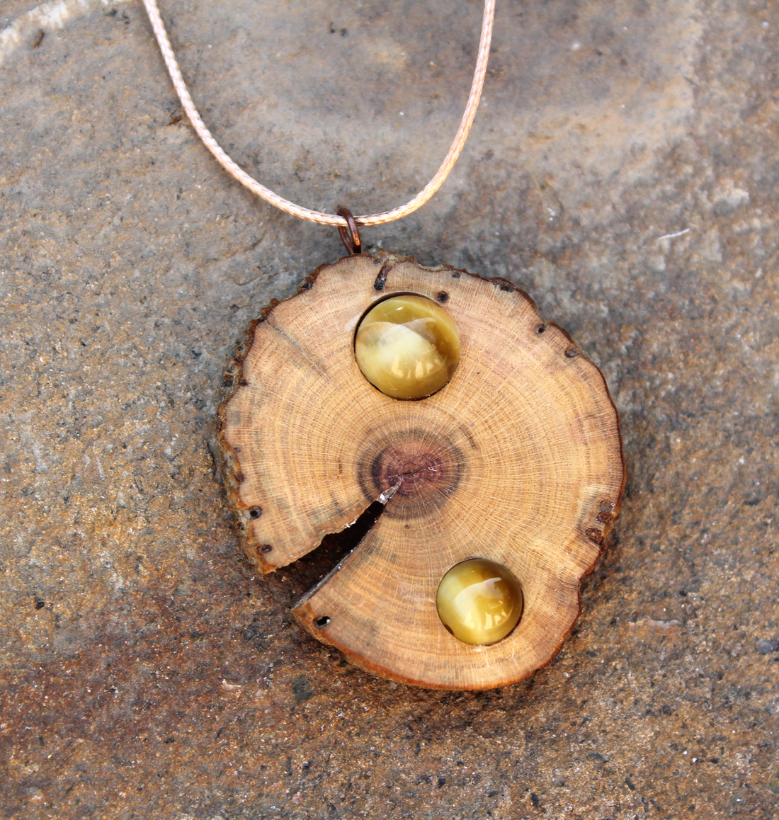 Drevený náhrdelník s prírodným kameňom - zlaté tigrie oko 