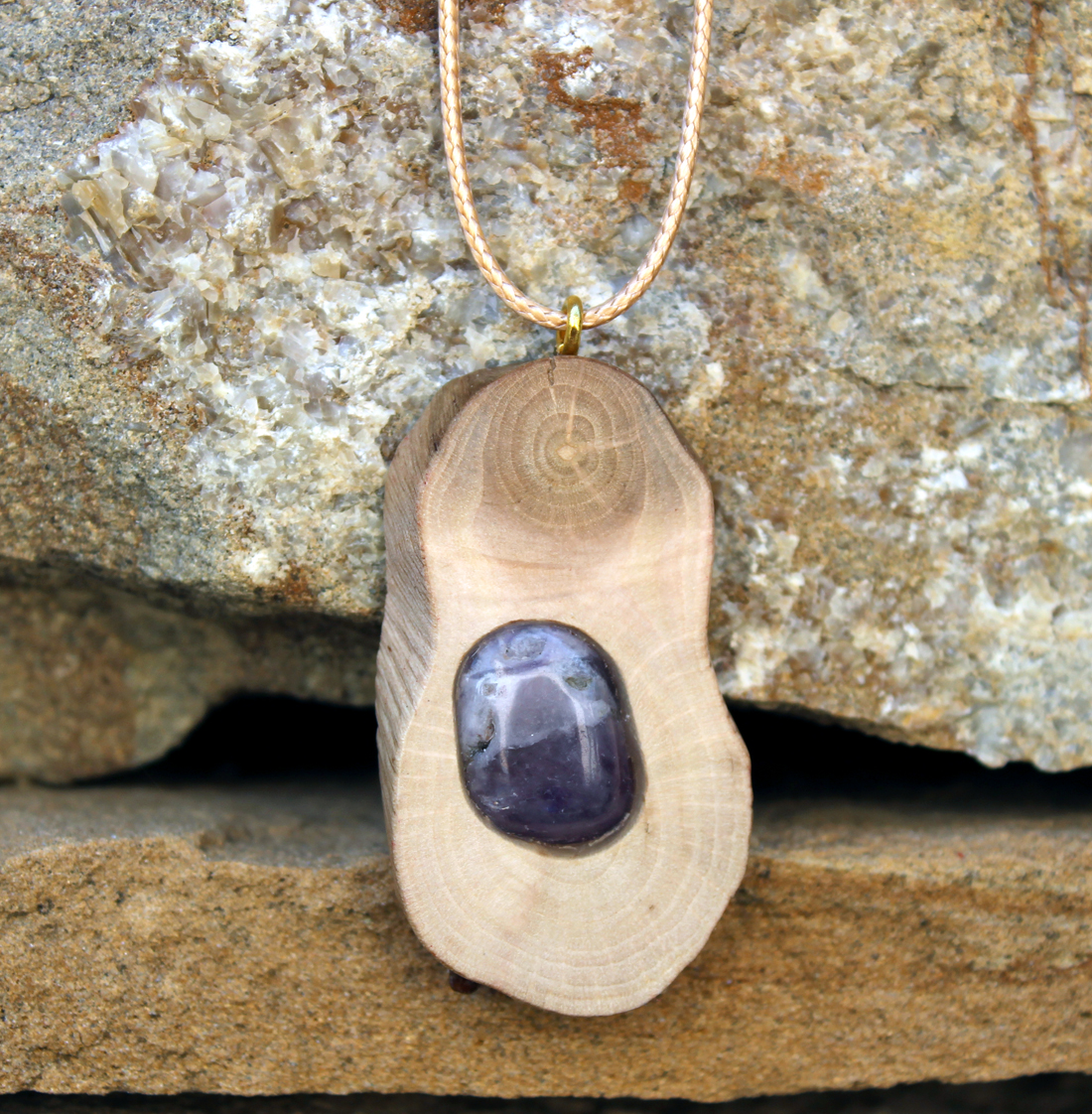 Drevený náhrdelník s prírodným kameňom