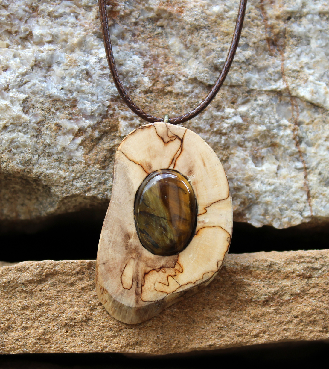 Drevený náhrdelník s prírodným kameňom - tigrie oko