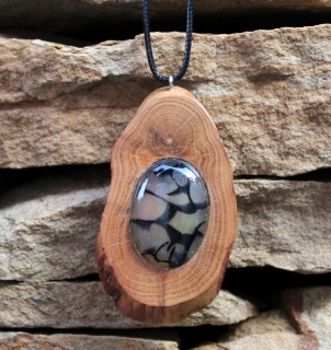 Drevený náhrdelník s prírodným kameňom - achát