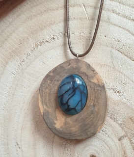 Drevený náhrdelník s prírodným kameňom modrý achát