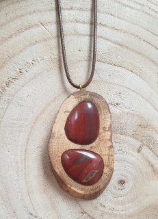 Drevený náhrdelník s prírodným kameňom 2x červený achát