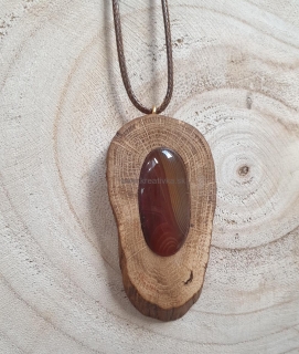 Drevený náhrdelník s prírodným kameňom achát
