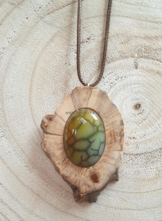 Drevený náhrdelník s prírodným kameňom zelený achát