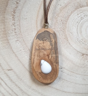 Drevený náhrdelník s prírodným kameňom 