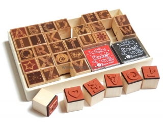 SET ozdobné drevené pečiatky abeceda a znaky, čierna a červená poduška 
