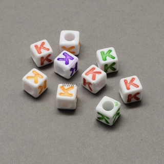 Plastové korálky, balík 20ks, 7x7x7mm, farebný mix písmenko ,,K´´