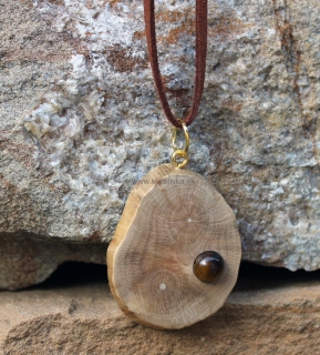 Drevený náhrdelník s prírodnou korálkou - TIGIE OKO